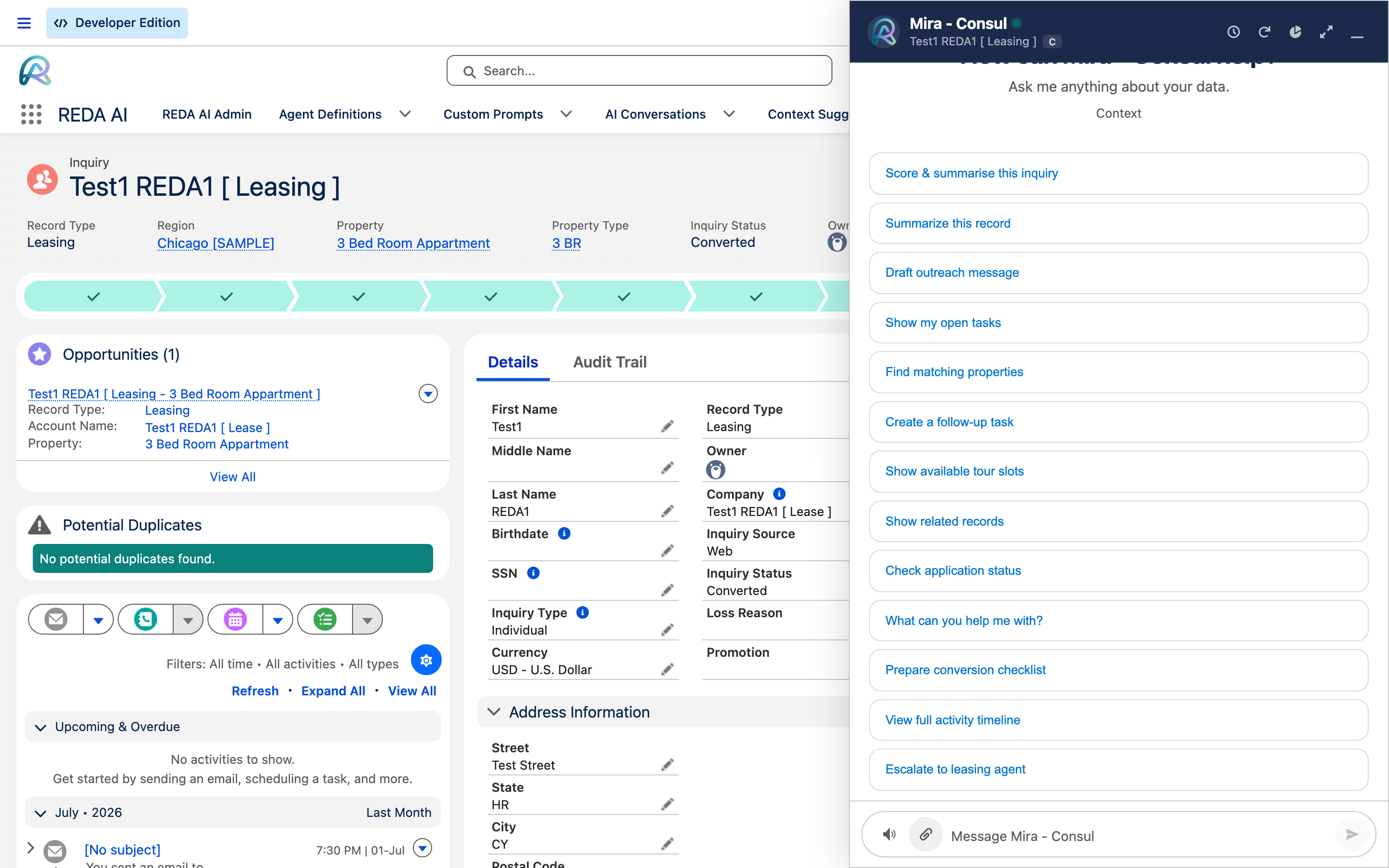 Panneau REDA AI ouvert à côté d’un enregistrement Salesforce. L’en-tête présente le logo REDA, l’agent Mira - Consul, un indicateur vert de disponibilité et l’enregistrement concerné. Sous le message d’accueil, des boutons proposent d’évaluer et résumer la demande, de rechercher des biens correspondants et de créer une tâche de suivi. La saisie apparaît en bas ; les champs et listes associées de l’enregistrement restent visibles à gauche.