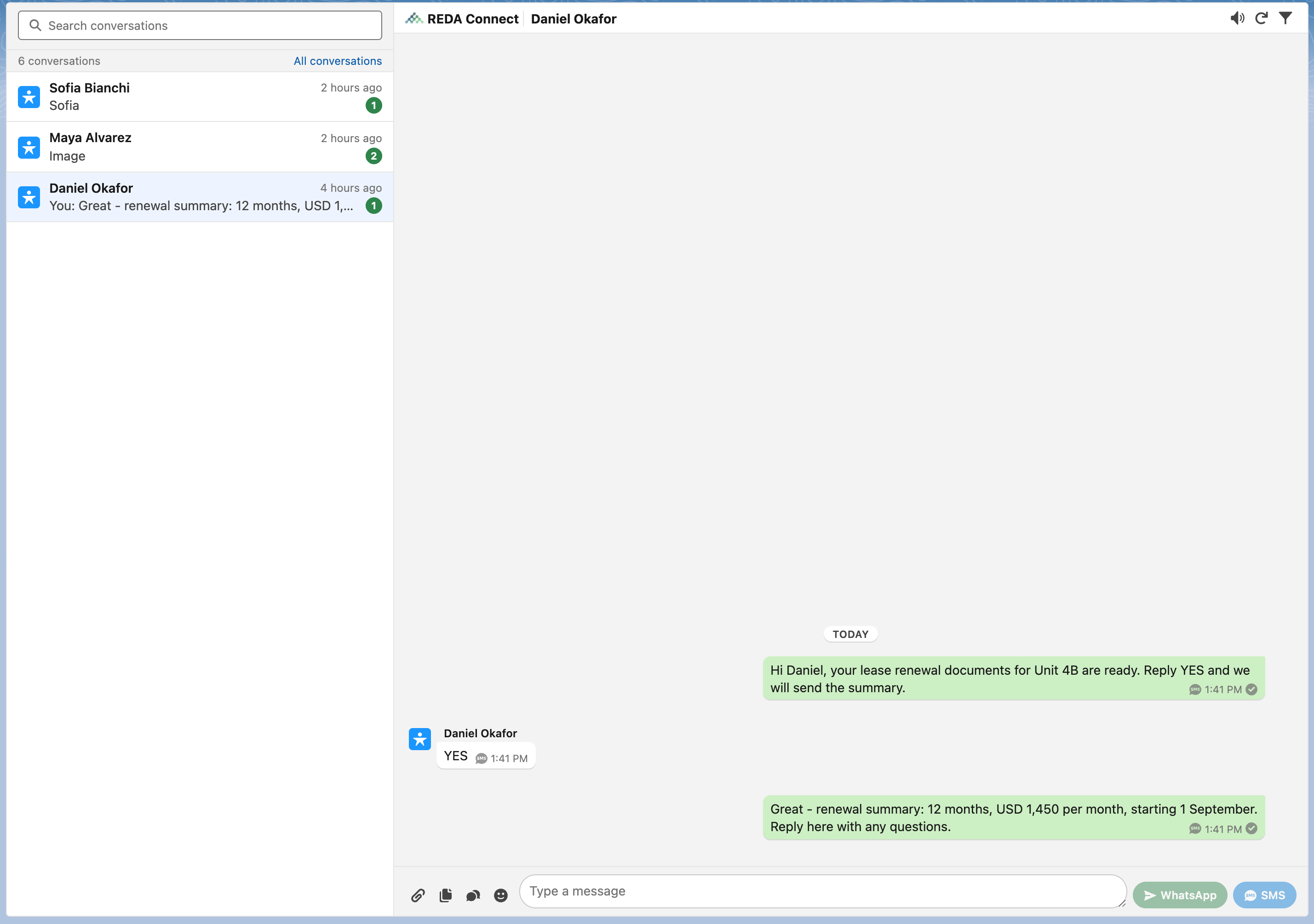 Guia Feed Connect com três conversas à esquerda e uma conversa por SMS aberta à direita: uma mensagem de saída de renovação de contrato com marca de entrega, a resposta YES do cliente, um resumo de acompanhamento e o editor abaixo