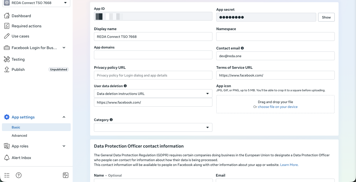 Configuración básica de la app con App ID y App Secret enmascarado, con datos identificativos ocultos