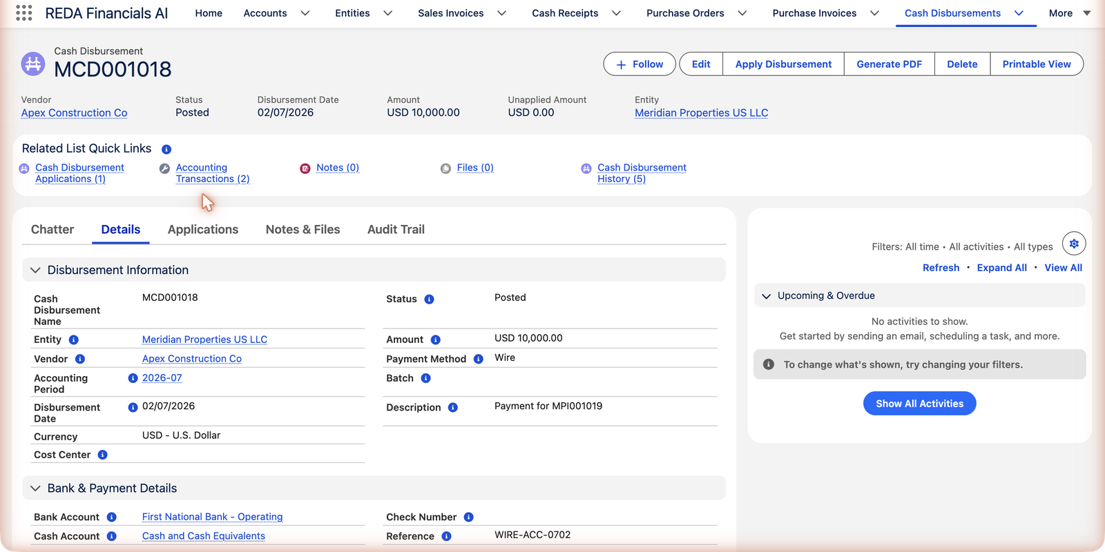 Un desembolso contabilizado MCD001018 en REDA Financials AI: Proveedor Apex Construction Co, Importe USD 10,000.00, Importe no aplicado USD 0.00, Método de pago Transferencia, Referencia WIRE-ACC-0702, Descripción 'Payment for MPI001019'. Los enlaces rápidos de listas relacionadas muestran Aplicaciones de desembolsos (1) y Transacciones contables (2), y la página tiene un botón Aplicar desembolso en el encabezado.