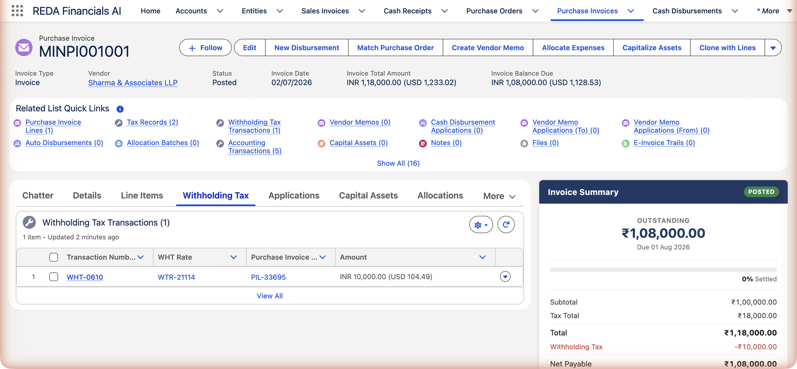 La pestaña Retención de impuestos de la factura de compra MINPI001001 en REDA Financials AI, que muestra una Transacción de retención: WHT-0610, vinculada a un registro de tasa de retención y a la línea de factura PIL-33695, monto INR 10,000.00 con un equivalente en USD. El Resumen de la factura a la derecha muestra Total ₹1,18,000.00, Retención de impuestos −₹10,000.00 y Neto por pagar ₹1,08,000.00.