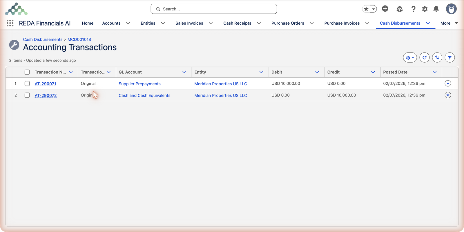 La lista de Transacciones contables del desembolso MCD001018 en REDA Financials AI, que muestra dos asientos balanceados: AT-290071 debita Anticipos a proveedores USD 10,000.00 y AT-290072 acredita Efectivo y equivalentes de efectivo USD 10,000.00, ambos para la entidad Meridian Properties US LLC.