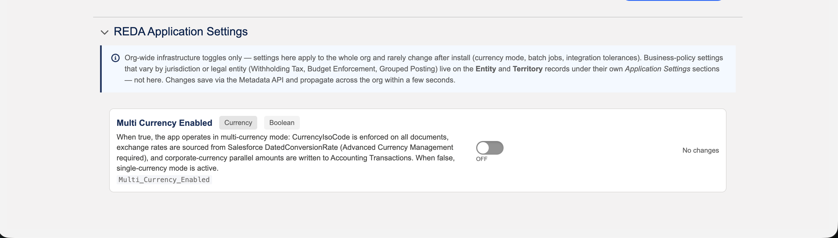 La sección REDA Application Settings con el interruptor Multi Currency Enabled, su descripción y una nota de que la configuración de infraestructura a nivel de org vive aquí mientras que la configuración de política de negocio vive en los registros de Entity y Territory.