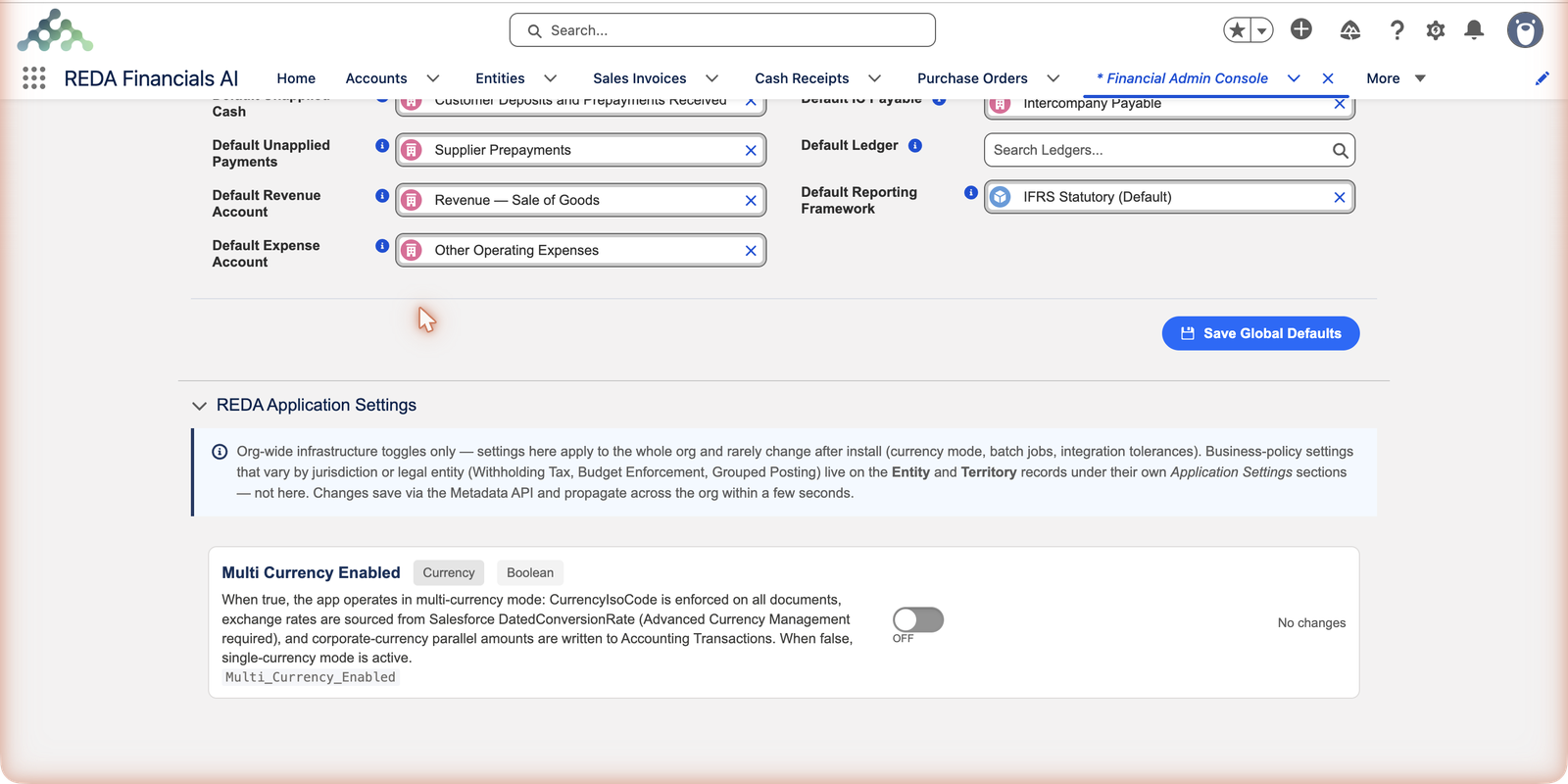 La sección REDA Application Settings en la pestaña Financial Setup del Consola de administración financiera, mostrando la configuración Multi Currency Enabled con las etiquetas Currency y Boolean, una descripción del modo multimoneda y su interruptor en posición OFF con la nota No changes.