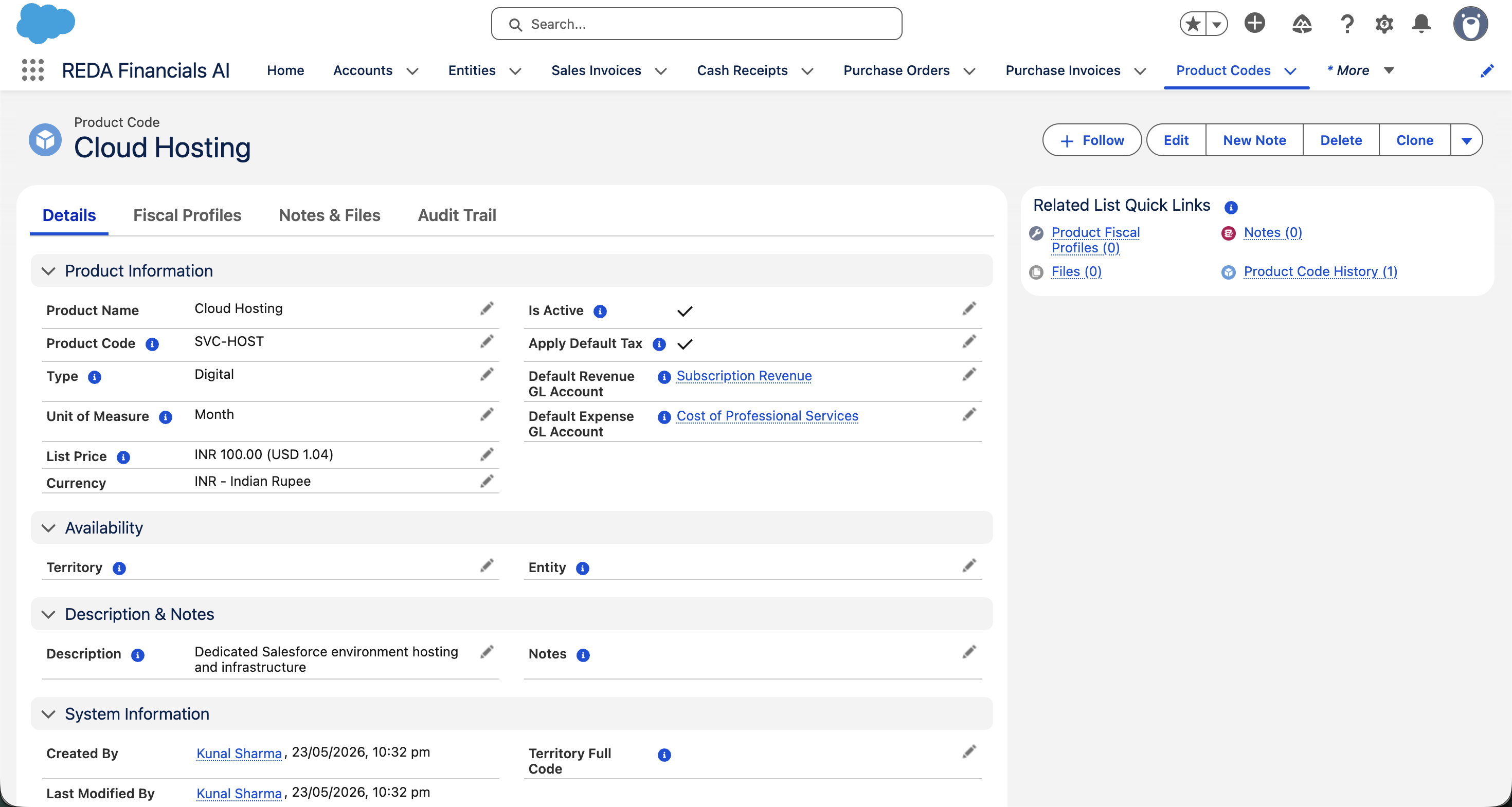 Página de un registro de Código de producto en REDA Financials AI para Cloud Hosting. La pestaña Detalles muestra la sección Información del producto — Nombre del producto (Cloud Hosting), Código de producto (SVC-HOST), Tipo (Digital), Unidad de medida (Mes), Precio de lista (INR 100.00 / USD 1.04), Está activo y Apply Default Tax ambos marcados, Cuenta contable de ingresos predeterminada (Subscription Revenue) y Cuenta contable de gastos predeterminada (Cost of Professional Services) — además de las secciones Disponibilidad, Descripción y notas e Información del sistema. Las pestañas Detalles, Perfiles fiscales, Notas y archivos y Registro de auditoría corren en la parte superior, con enlaces rápidos de lista relacionada a Perfiles fiscales de producto, Archivos, Notas e Historial del código de producto.