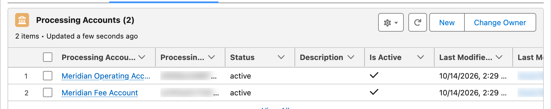 La lista relacionada Processing Accounts del Pay Profile después de sincronizar, con Meridian Operating Account y Meridian Fee Account y las columnas Status e Is Active