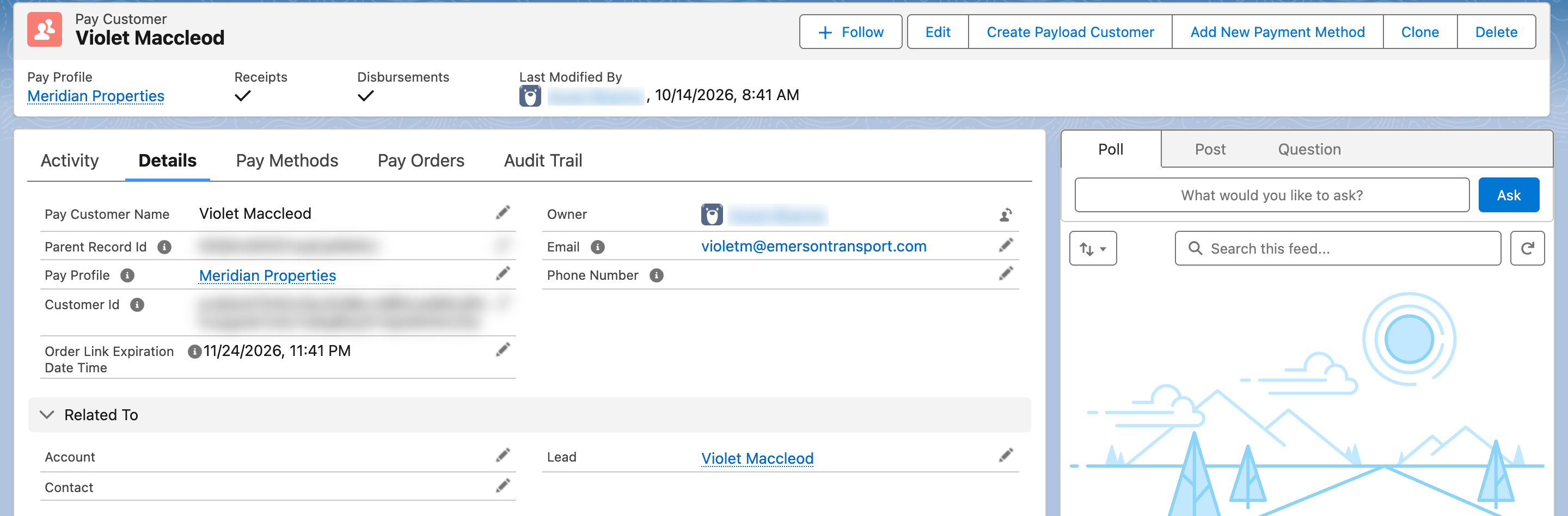 Un enregistrement Pay Customer avec Pay Customer Name, Parent Record Id, Pay Profile, Email, la section Related To avec le lien vers la piste et la section Transaction Setup avec Allowed Transfer Type et Allowed Payment Methods