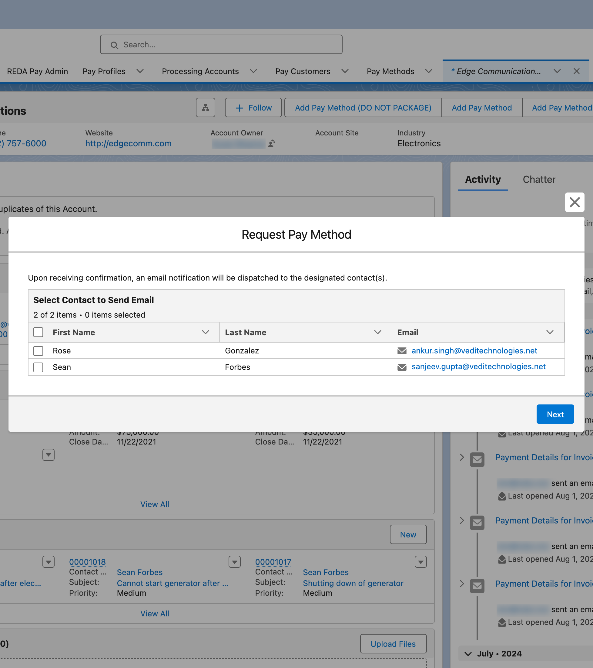 El diálogo Request Pay Method de una cuenta con los contactos de la cuenta y sus casillas bajo "Select Contact to Send Email" y un botón Next