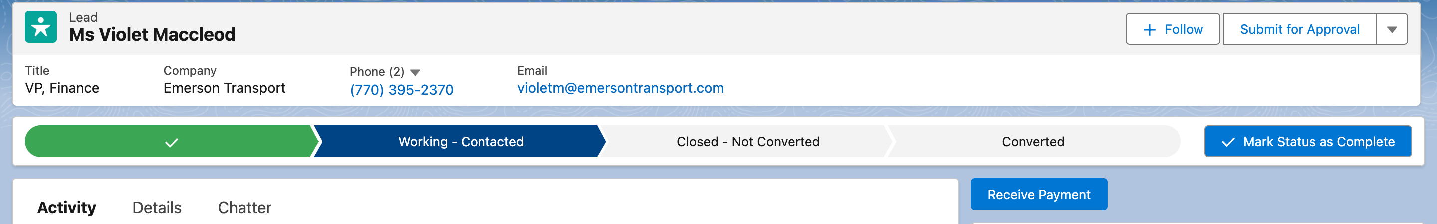 Une page d’enregistrement de piste avec un bouton « Receive Payment » en haut, affiché par le composant PayButton