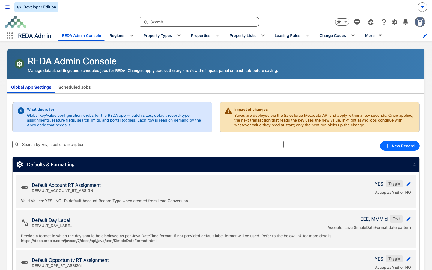 La Consola de administración de REDA abierta dentro de la app REDA Admin en REDA One, con su barra de navegación mostrando REDA Admin Console, Regions, Property Types, Properties, Property Lists, Leasing Rules y Charge Codes, y la pestaña Global App Settings con un panel What this is for, una advertencia Impact of changes, un buscador de ajustes y un grupo Defaults and Formatting que lista Default Account RT Assignment, Default Day Label y Default Opportunity RT Assignment.