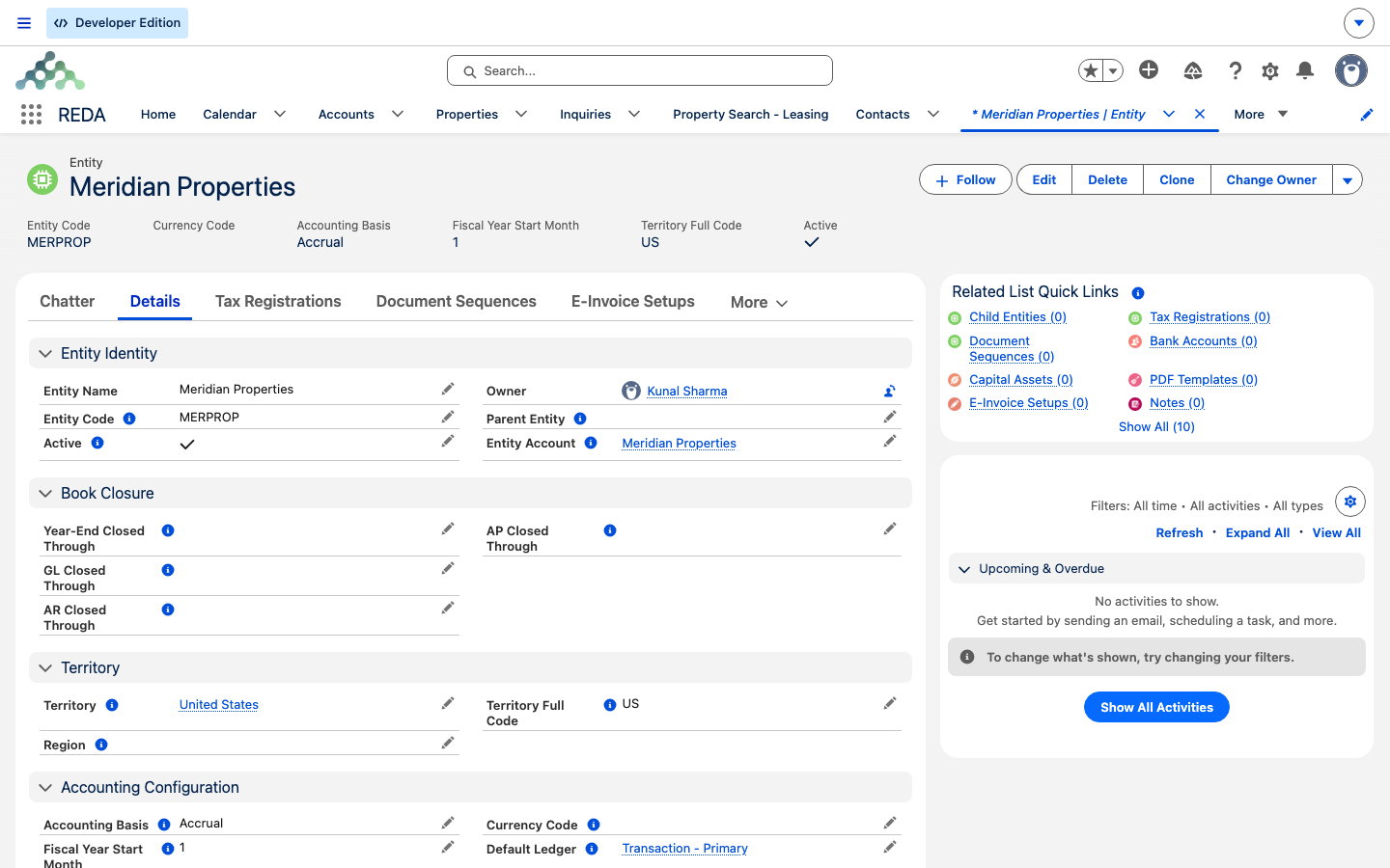 El registro de Entidad creado automáticamente, mostrando el nombre y código coincidentes, la base contable Accrual y el indicador Active en los destacados y en la sección Entity Identity.