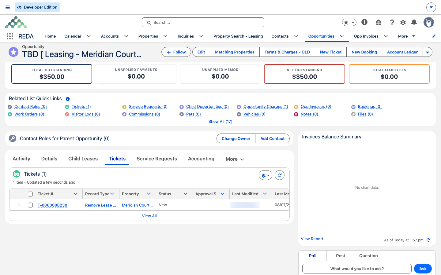 La pestaña Tickets de una Oportunidad de arrendamiento hija en REDA One con un único ticket T-0000000230 de tipo Remove Lease, la lista relacionada titulada Contact Roles for Parent Opportunity y un panel Invoices Balance Summary sin la coletilla de contratos hijos.