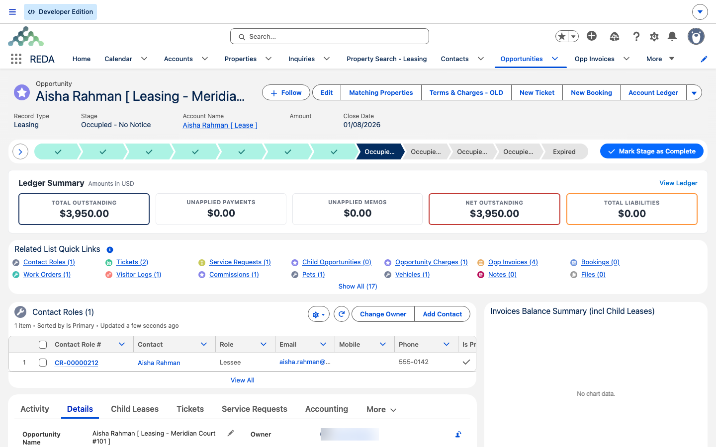 O topo de uma Oportunidade de locação na REDA One para Aisha Rahman em Meridian Court #101, estágio Occupied - No Notice, com a faixa Ledger Summary e seus blocos Total Outstanding $3.950,00, Unapplied Payments $0,00, Unapplied Memos $0,00, Net Outstanding $3.950,00 e Total Liabilities $0,00, acima dos Related List Quick Links e de uma lista de Contact Roles com um locatário.