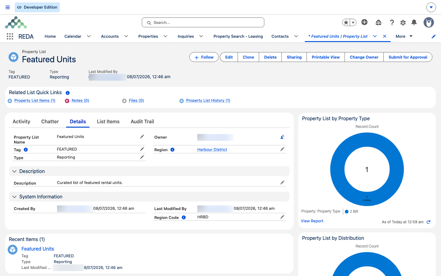 Um registro de Lista de propriedades chamado Featured Units na REDA One, com Tag FEATURED, Type Reporting, Region Harbour District, Region Code HRBD e uma descrição que diz Curated list of featured rental units, com links rápidos indicando um Property List Item, e dois gráficos de relatório à direita que dividem a lista por tipo de imóvel e por distribuição.